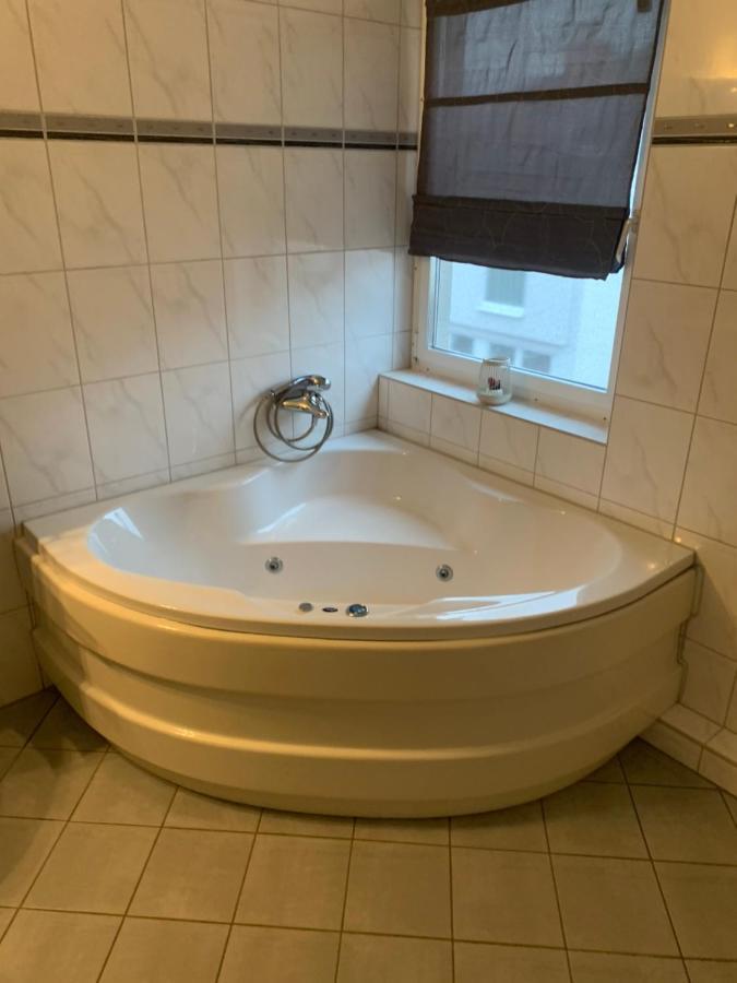 Mainpark Apartment 4 Schlafzimmer Bis Zu 10 Personen Direkt Ueber Aschaffapartment Bei Aschaffenburg Mainaschaff Dış mekan fotoğraf